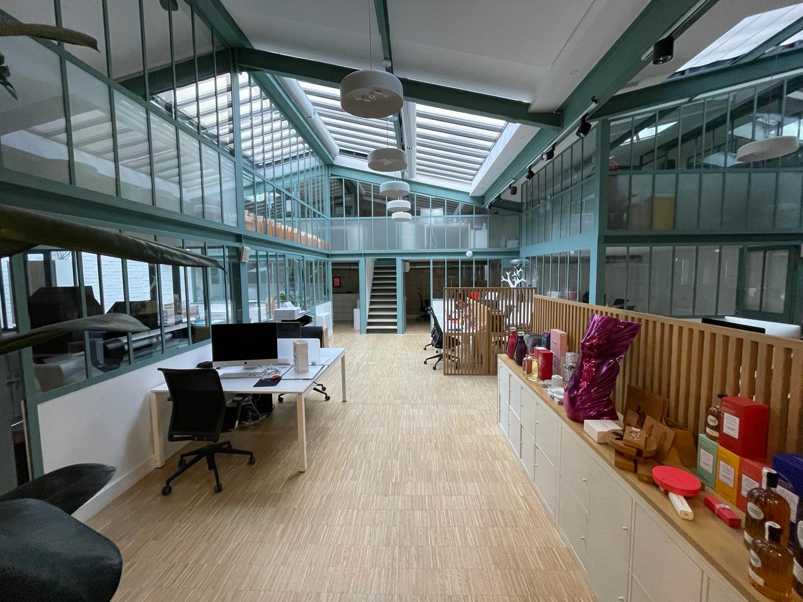 Photo de bureaux récemment rénovés dans le 11ème arrondissement de Paris, arborant un design moderne et industriel, avec des espaces lumineux, des matériaux contemporains et une ambiance professionnelle élégante JMS BAT rénovation aménagement espaces professionnels