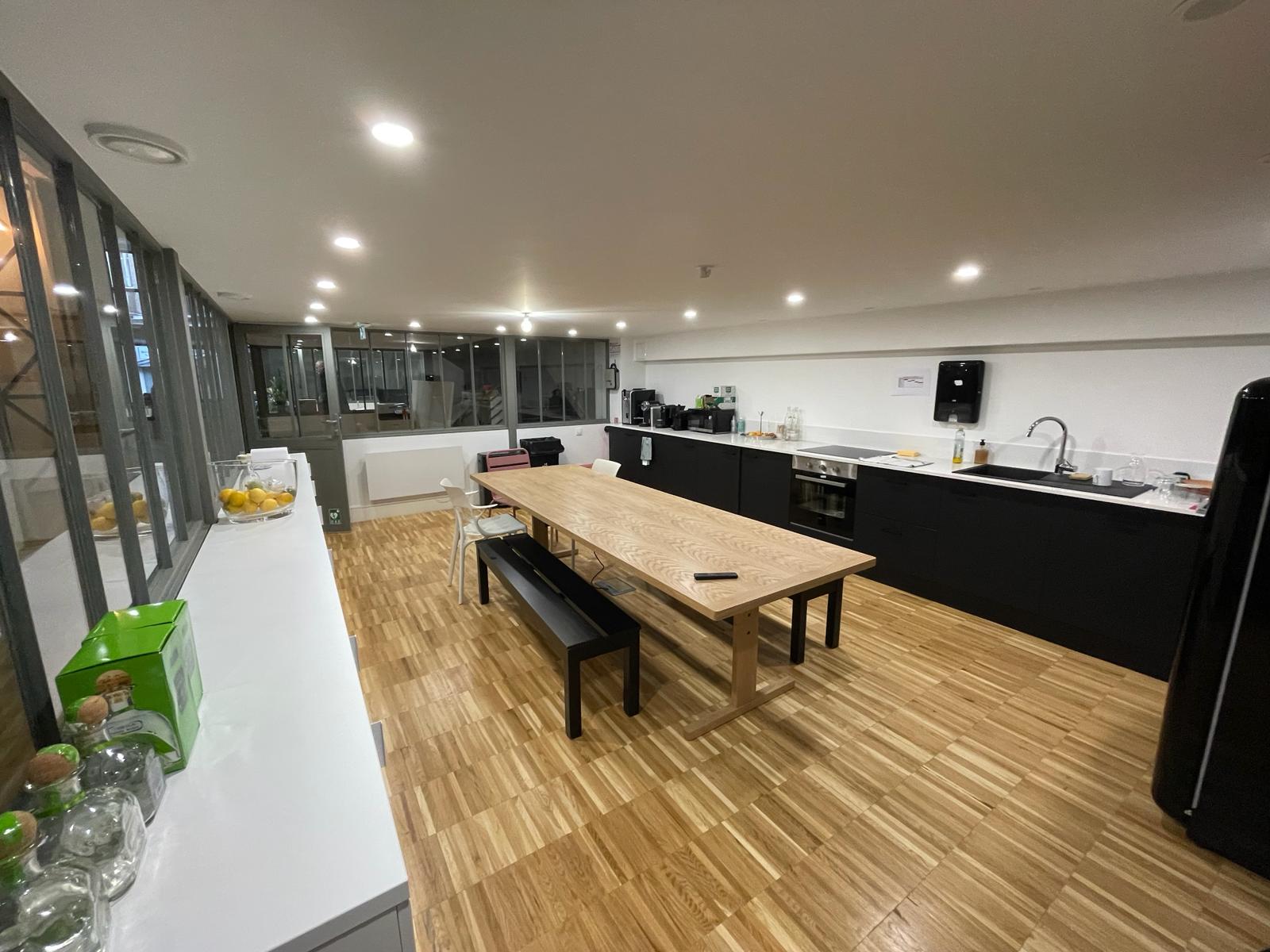 Photo d'un chantier finalisée montrant une cuisine au style moderne et industriel située dans un bureau du 11ème arrondissement de Paris JMS BAT rénovation aménagement espaces professionnels