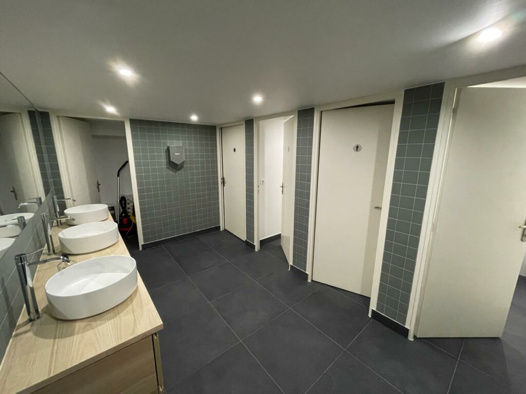 Focus sur les toilettes récemment rénovées dans un bureau Paris 11, offrant un design moderne et fonctionnel. JMS BAT rénovation aménagement espaces professionnels