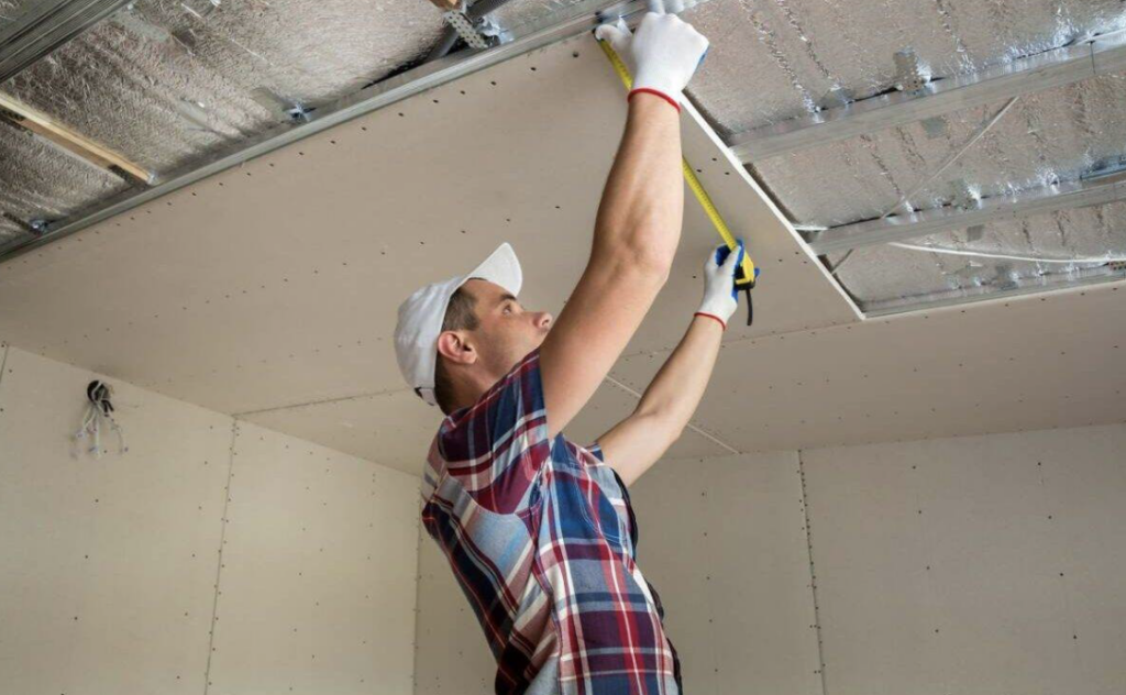 Illustration pose de faux plafond, service proposé par JMS Bat spécialiste de la rénovation et aménagement d'espaces professionnels